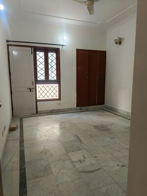 Room in 3 BHK Builder Floor at NIho Scottish Royale Villa, South City 2 – for Rent