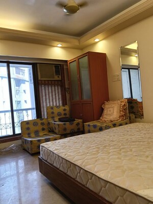 Bedroom in 6 BHK Apartment at Lokhandwala Complex – for Rent