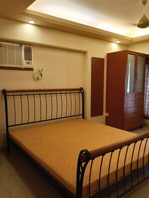 Bedroom in 6 BHK Apartment at Lokhandwala Complex – for Rent