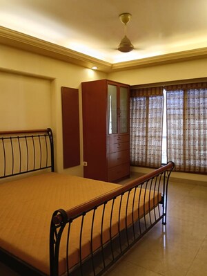 Bedroom in 6 BHK Apartment at Lokhandwala Complex – for Rent