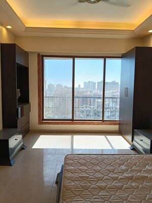 Bedroom in 6 BHK Apartment at Lokhandwala Complex – for Rent