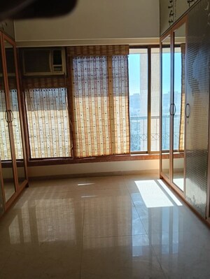 Bedroom in 6 BHK Apartment at Lokhandwala Complex – for Rent