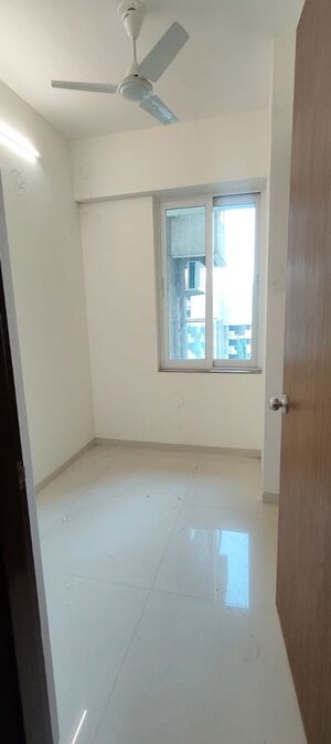Room in 3 BHK Apartment at Lodha Sterling, Kolshet Road – for Rent