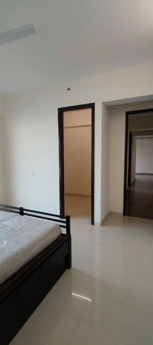 Room in 3 BHK Apartment at Lodha Sterling, Kolshet Road – for Rent
