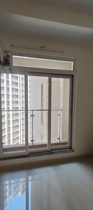 Room in 3 BHK Apartment at Lodha Sterling, Kolshet Road – for Rent