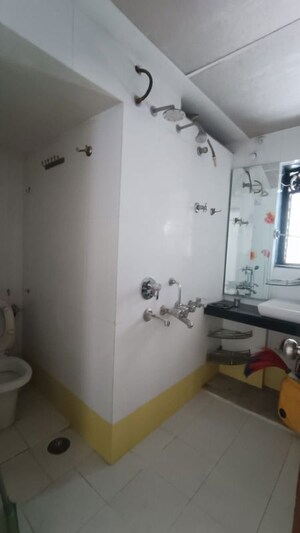 Master Bedroom in 4 BHK Builder Floor at Vishnu Vihar CHS, Gultekdi – for Rent