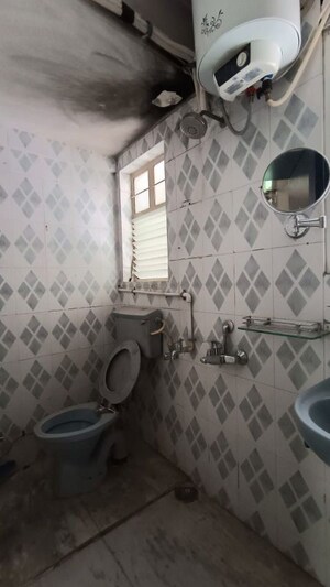Bathroom in 4 BHK Builder Floor at Vishnu Vihar CHS, Gultekdi – for Rent