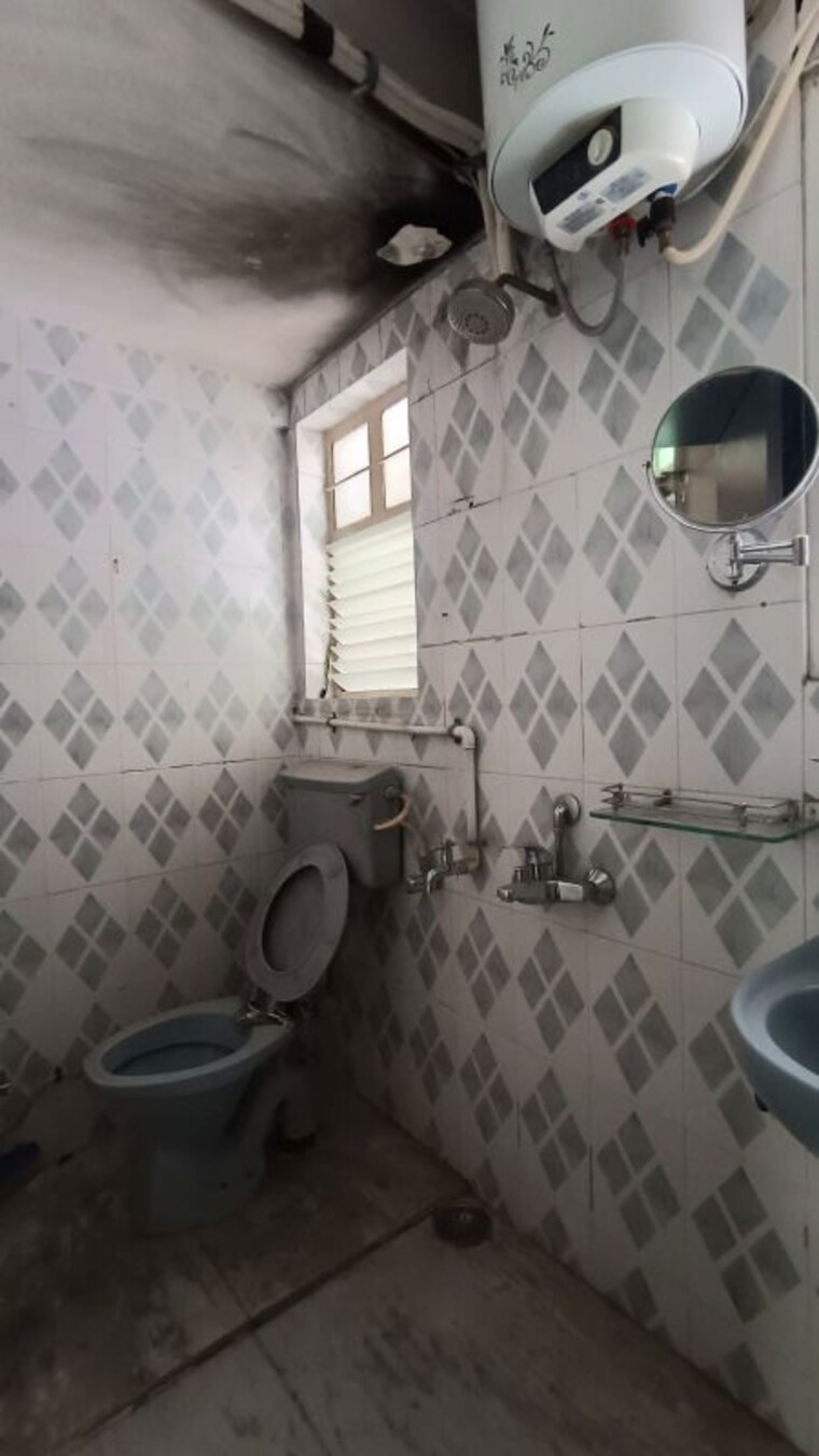 Bathroom, vishnu-vihar-chs 4 Bedroom 1800 Sq.Ft. Builder Floor In Gultekdi Pune 10303262