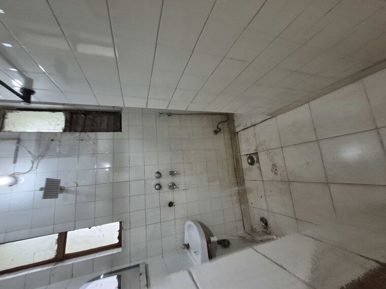 Bathroom, mayur vihar 2.5 Bedroom 850 Sq.Ft. Apartment In Mayur Vihar Delhi 10303291