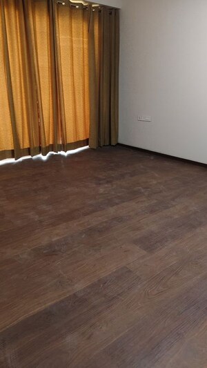 Room in 3.5 BHK Apartment at Kalpataru Vista, Sector 128 – for Rent