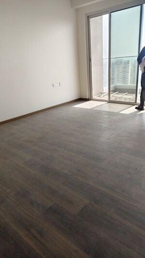 Room in 3.5 BHK Apartment at Bhutani 18, Sector 128 – for Rent