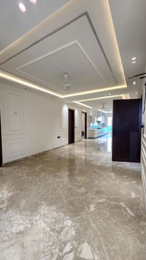 Room in 3 BHK Builder Floor at Smart World Orchard, Sector 61 – for Rent