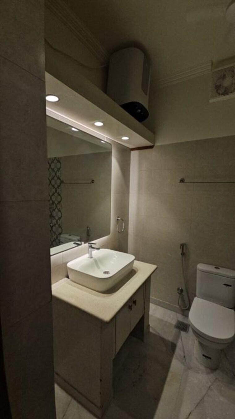 Bathroom, panchsheel park 3 Bedroom 2100 Sq.Ft. Builder Floor In Panchsheel Park Delhi 10303564
