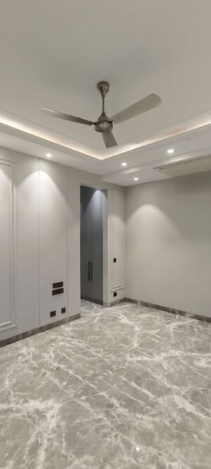 Building Lobby in 3 BHK Builder Floor at Navjeevan Vihar – for Rent