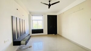 Room in 3 BHK Builder Floor at Omaxe Silver Birch, North Mullanpur – for Rent