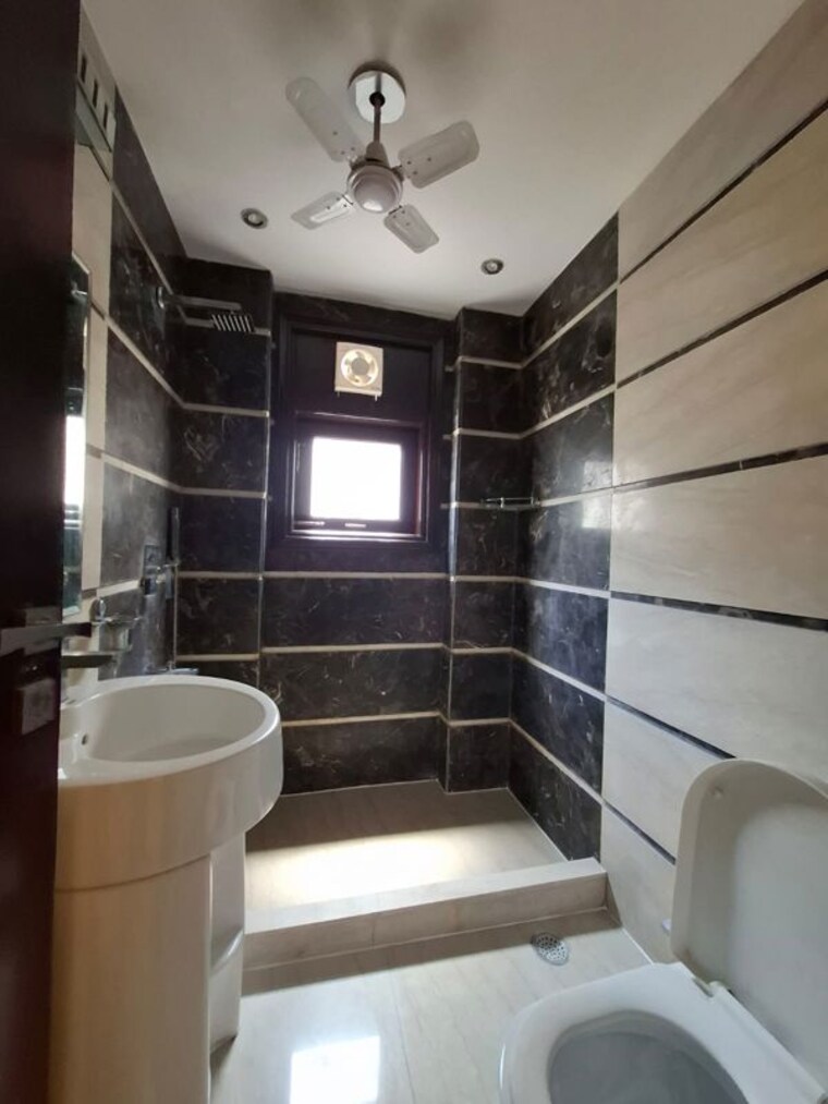 Bathroom, greater kailash 3 Bedroom 1872 Sq.Ft. Builder Floor In Greater Kailash Delhi 10303853