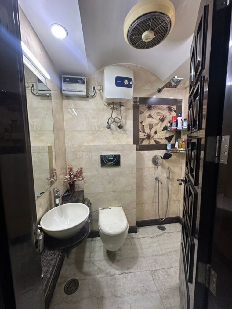 Bathroom, rohini 3.5 Bedroom 1450 Sq.Ft. Apartment In Rohini Delhi 10303885