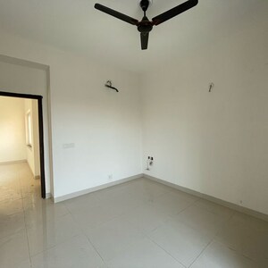 Room in 3 BHK Apartment at BPTP Amstoria, Sector 102 – for Rent