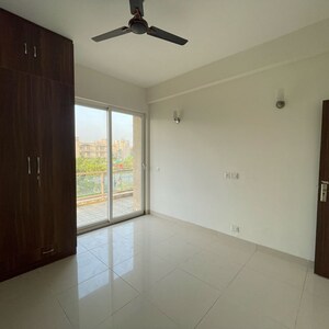 Room in 3 BHK Apartment at BPTP Amstoria, Sector 102 – for Rent