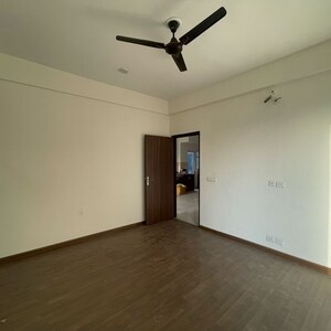 Room in 3 BHK Apartment at BPTP Amstoria, Sector 102 – for Rent