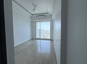 Room in 5 BHK Apartment at Raheja Imperia, Worli – for Rent