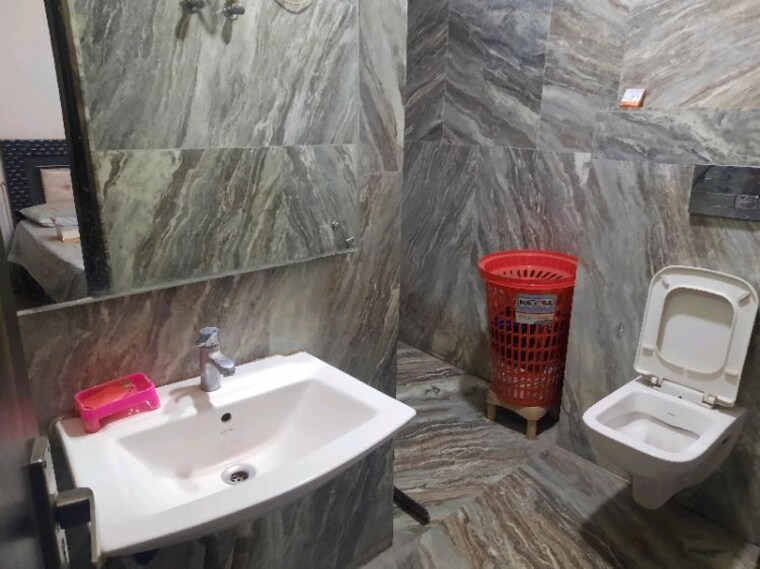 Bathroom, ashok vihar 3 Bedroom 200 Sq.Yd. Builder Floor In Ashok Vihar Delhi 10304011