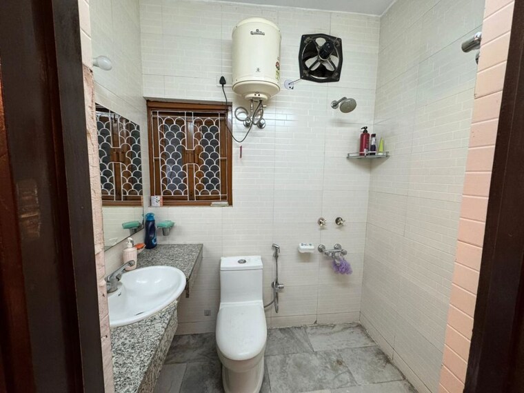 Bathroom, shivalik colony 3 Bedroom 1800 Sq.Ft. Builder Floor In Shivalik Colony Delhi 10304020