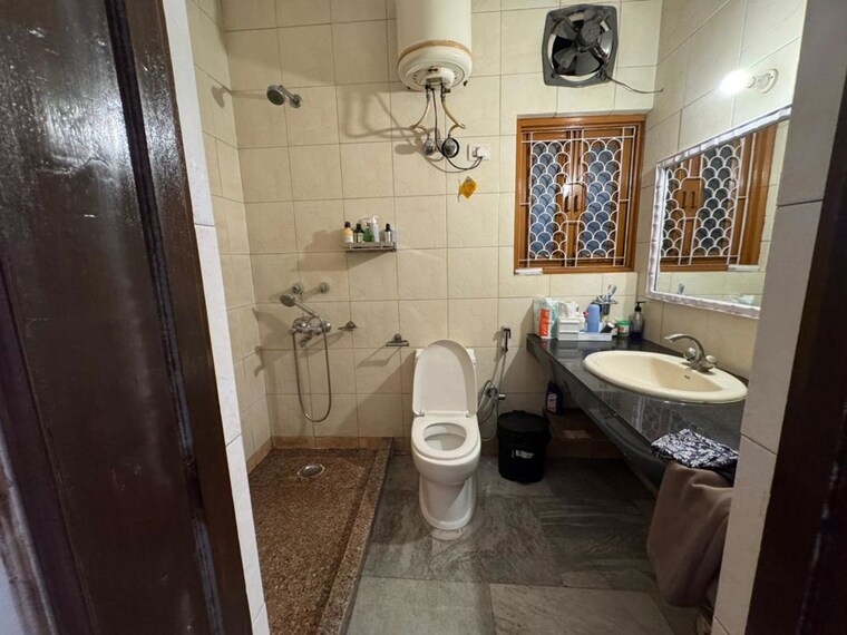 Team Area, shivalik colony 3 Bedroom 1800 Sq.Ft. Builder Floor In Shivalik Colony Delhi 10304020