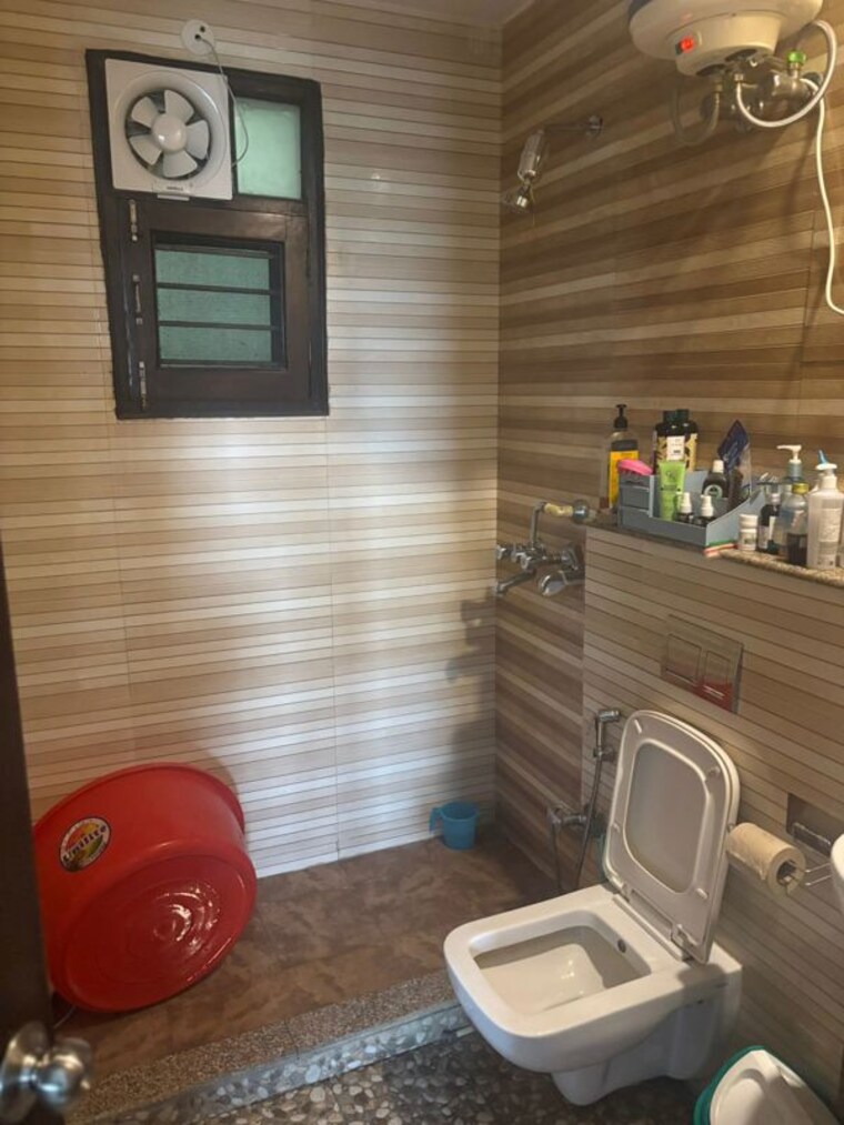 Bathroom, sushant lok i 3 Bedroom 300 Sq.Yd. Builder Floor In Sushant Lok I Gurgaon 10304028