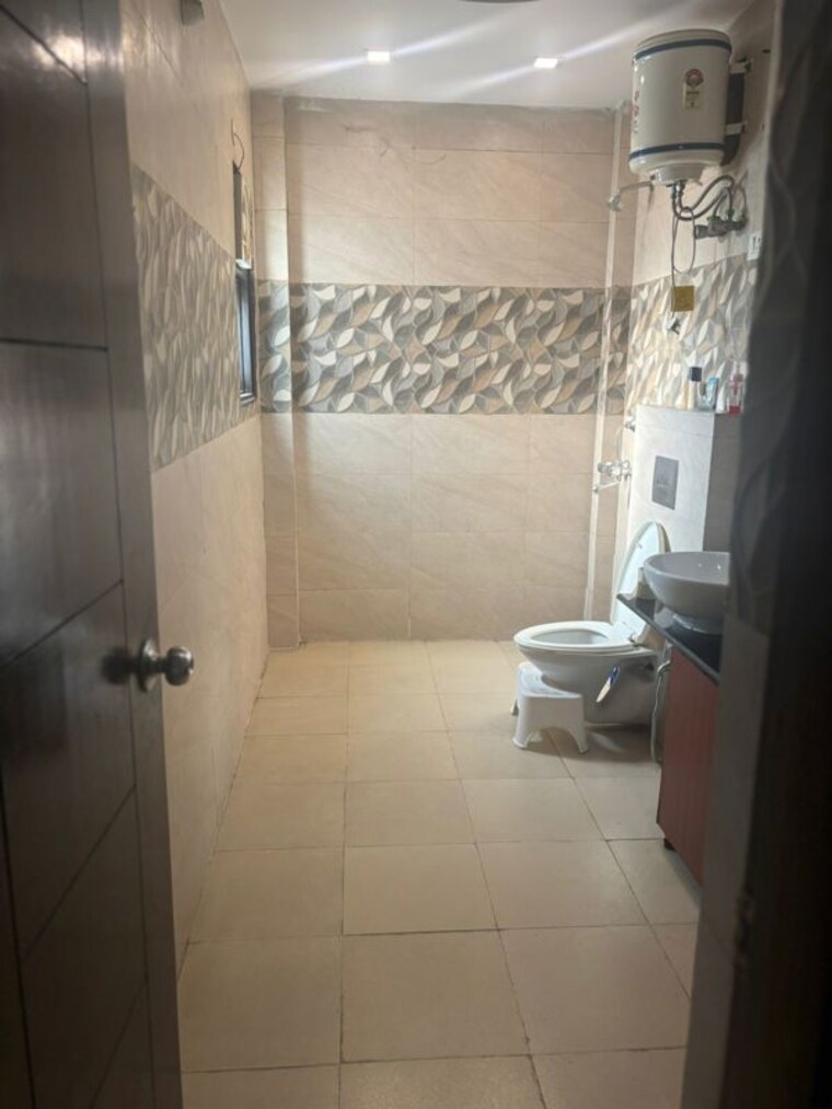 Bathroom, sushant lok i 3 Bedroom 300 Sq.Yd. Builder Floor In Sushant Lok I Gurgaon 10304028
