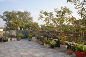 Parking in 2 BHK Builder Floor at Nehru Enclave – for Rent