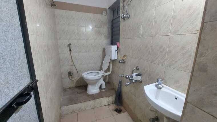 Bathroom, dheeraj-valley 2 Bedroom 1050 Sq.Ft. Apartment In Goregaon East Mumbai 10304134