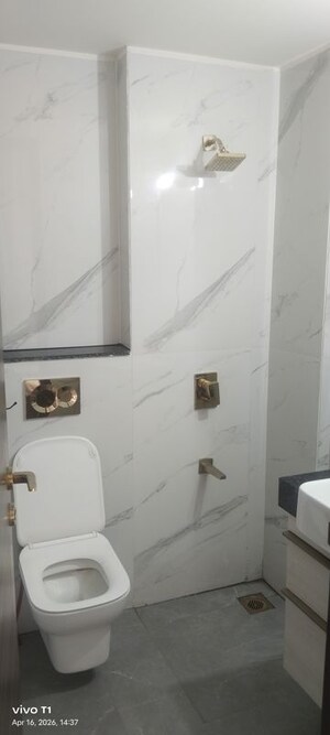 Bathroom in 3.5 BHK Builder Floor at Smart World Orchard, Sector 61 – for Rent