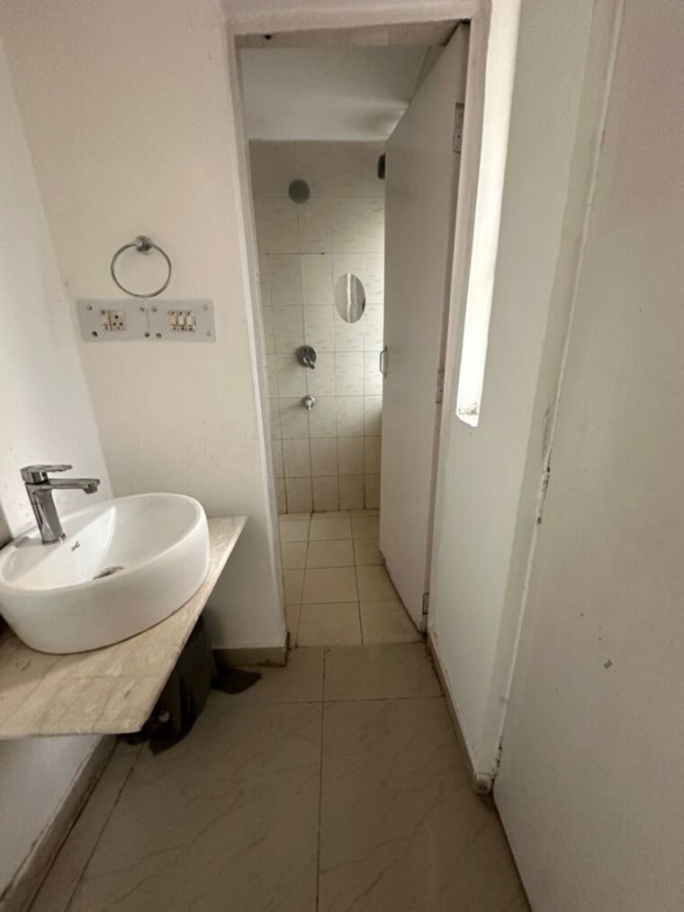 Bathroom, vasant kunj 3 Bedroom 2200 Sq.Ft. Apartment In Vasant Kunj Delhi 10304139