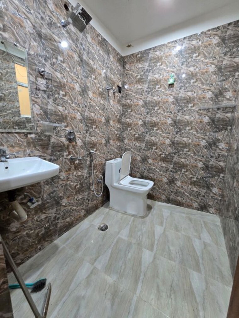 Bathroom, chattarpur 3 Bedroom 1200 Sq.Ft. Builder Floor In Chattarpur Delhi 10304214