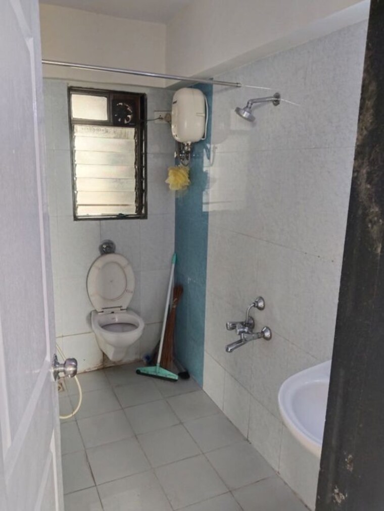 Bathroom, amann-marina 2 Bedroom 900 Sq.Ft. Apartment In Worli Mumbai 10304238