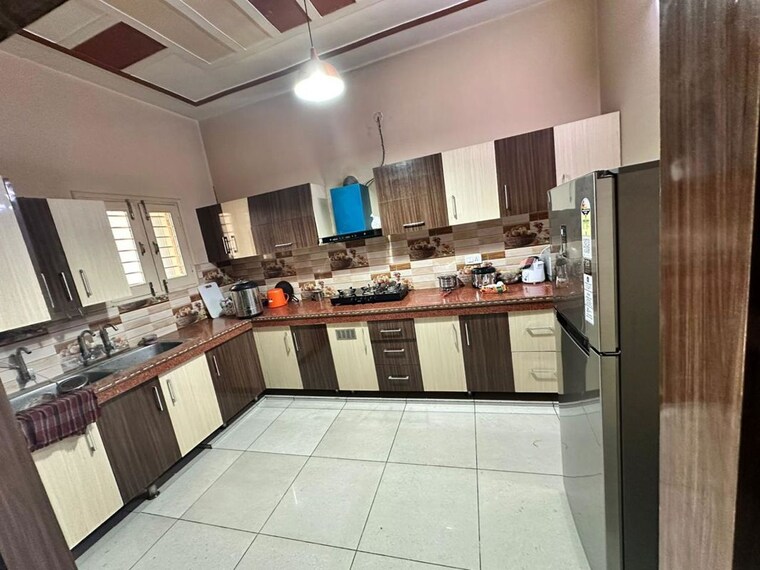 Kitchen, ludhiana chandigarh hwy 4 Bedroom 200 Sq.Yd. Independent House In LudhianA Chandigarh Hwy Mohali 10304264