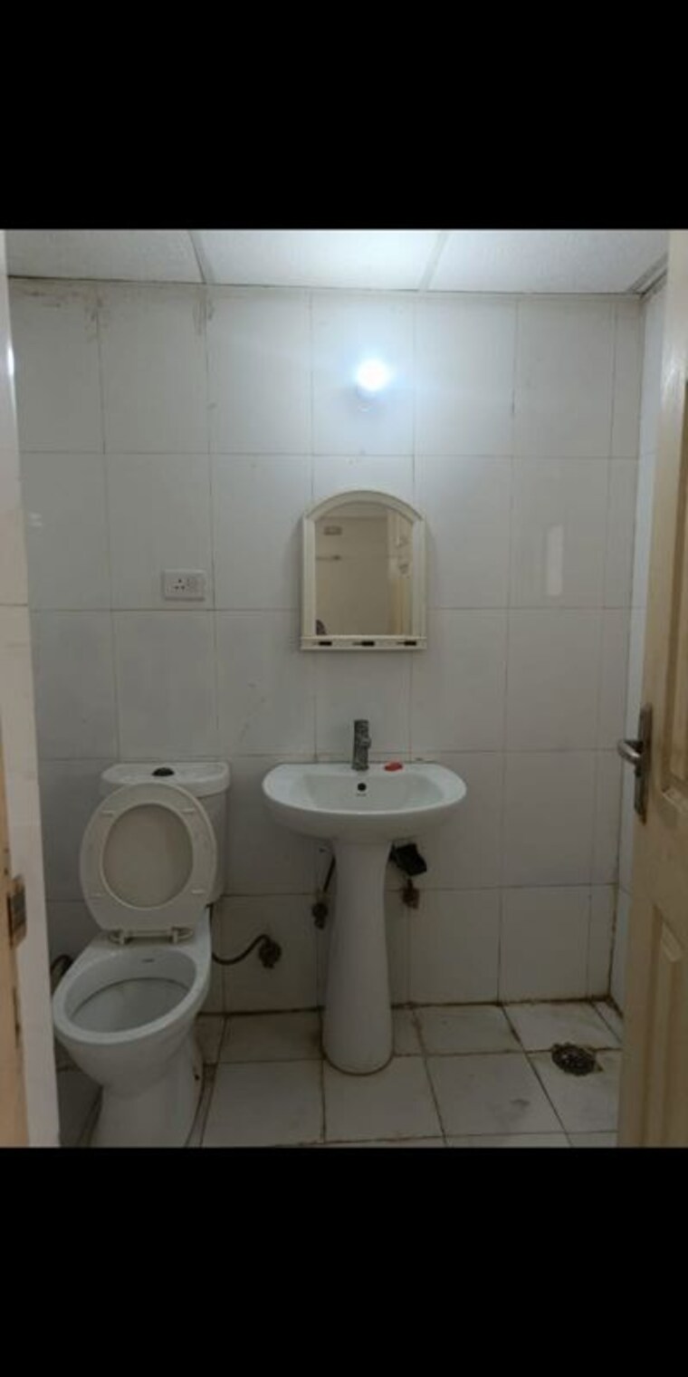 Bathroom, amrapali-heartbeat-city 3 Bedroom 1735 Sq.Ft. Apartment In Sector 107 Noida 10304266