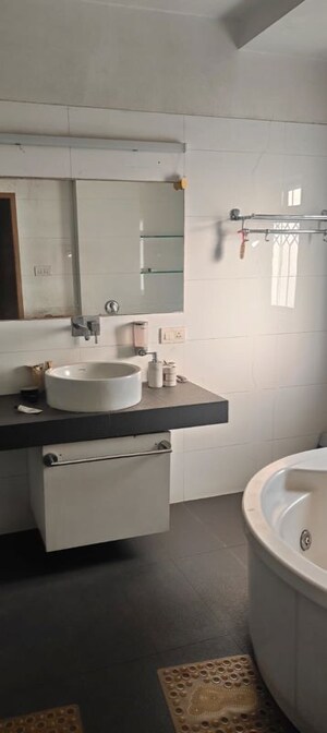 Bathroom in 5 BHK Villa at Chembur – for Rent