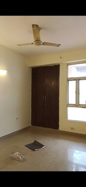 Room in 3 BHK Apartment at Supertech Crown Town, Sector 74 – for Rent