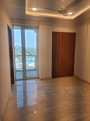 Room in 3 BHK Apartment at Ambience Creacions, Sector 22 – for Rent