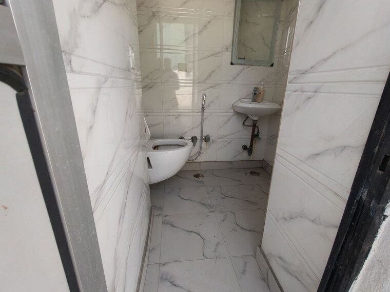 Bathroom, netaji subhash place Commercial Office Space 629 Sq.Ft. In Netaji Subhash Place Delhi 10304475