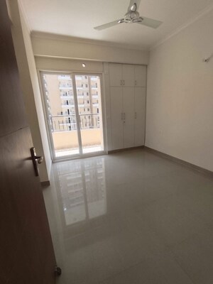 Room in 3.5 BHK Apartment at Amrapali Crystal Homes, Sector 76 – for Rent