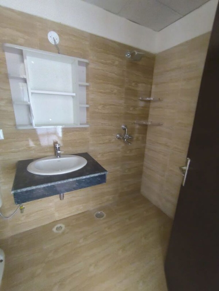 Bathroom, amrapali-crystal-homes 3.5 Bedroom 1700 Sq.Ft. Apartment In Sector 76 Noida 10304578