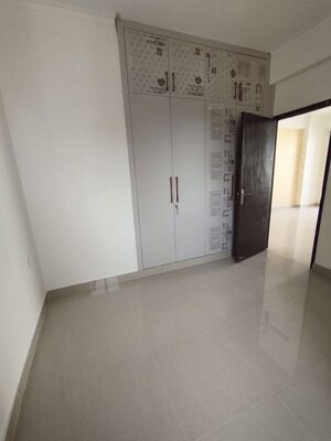 Room in 3.5 BHK Apartment at Amrapali Crystal Homes, Sector 76 – for Rent