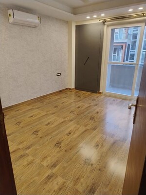 Room in 4 BHK Apartment at 4S Aradhya Extension, Sector 67a – for Rent