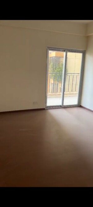 Room in 4 BHK Apartment at Amrapali Centurian Park, Tech Zone 4 Greater Noida – for Sale