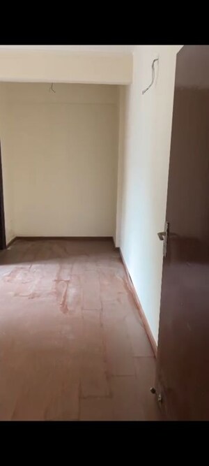 Room in 4 BHK Apartment at Amrapali Centurian Park, Tech Zone 4 Greater Noida – for Sale