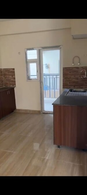 Room in 4 BHK Apartment at Amrapali Centurian Park, Tech Zone 4 Greater Noida – for Sale
