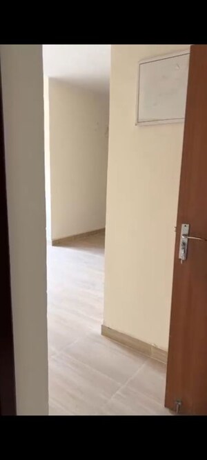 Room in 4 BHK Apartment at Amrapali Centurian Park, Tech Zone 4 Greater Noida – for Sale